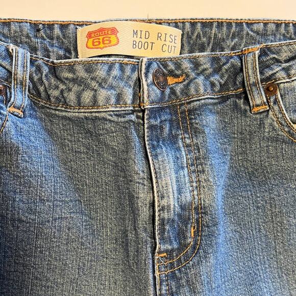 Route 66, Mid Rise Boot cut 14 short, light wash Jeans - Picture 3 of 9